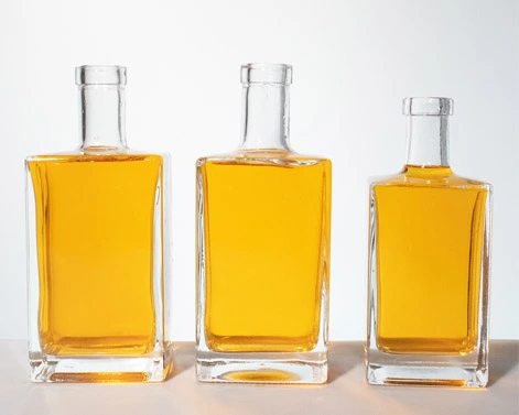 Bouteilles de Gin Premium à base de verre lourd de forme carrée 750ml avec une épaule plate